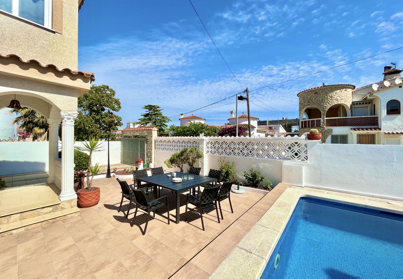 Ferienhaus in Empuriabrava - Villa Requesens 63 - Immo Barneda 