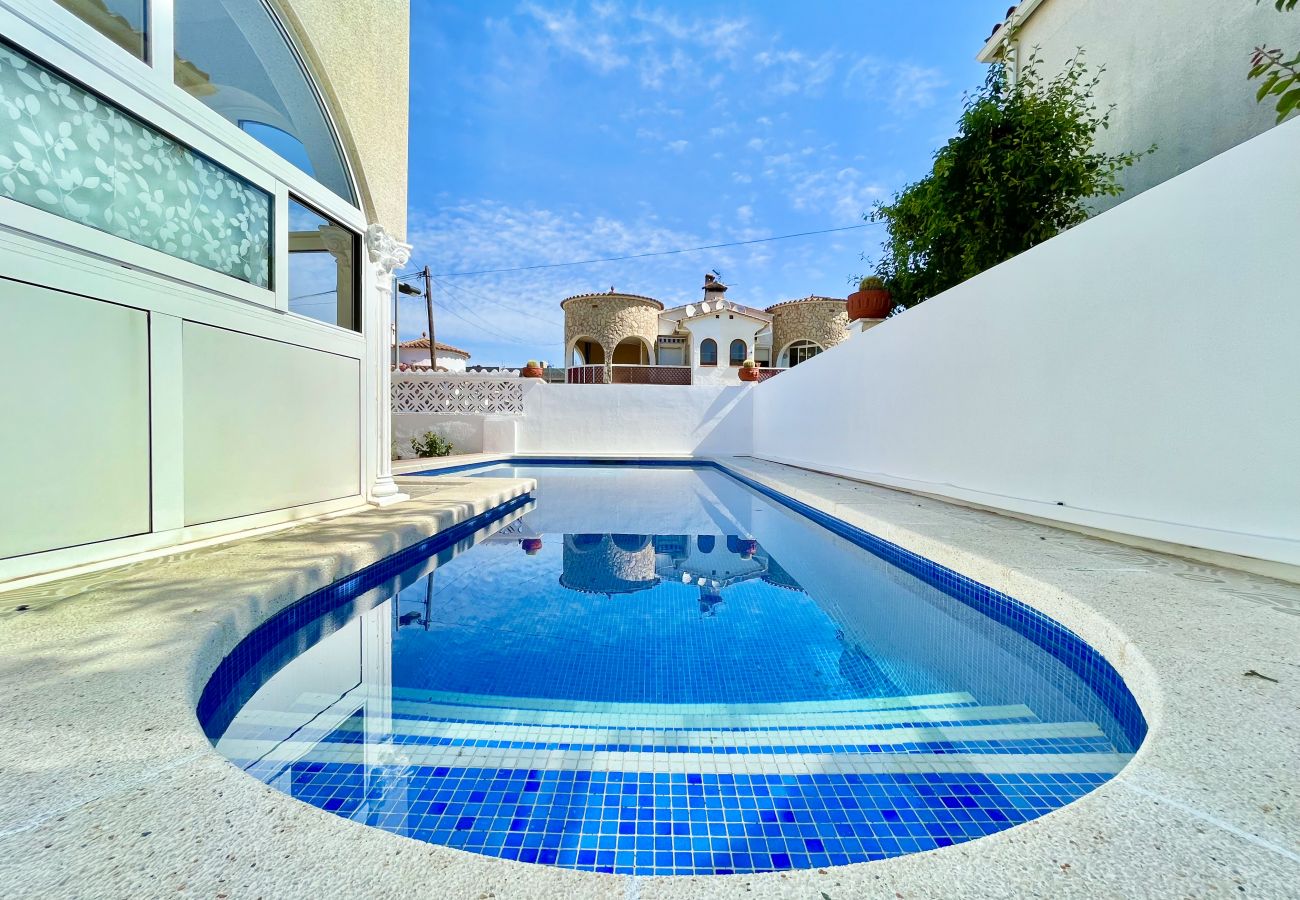 Ferienhaus in Empuriabrava - Villa Requesens 63 - Immo Barneda 