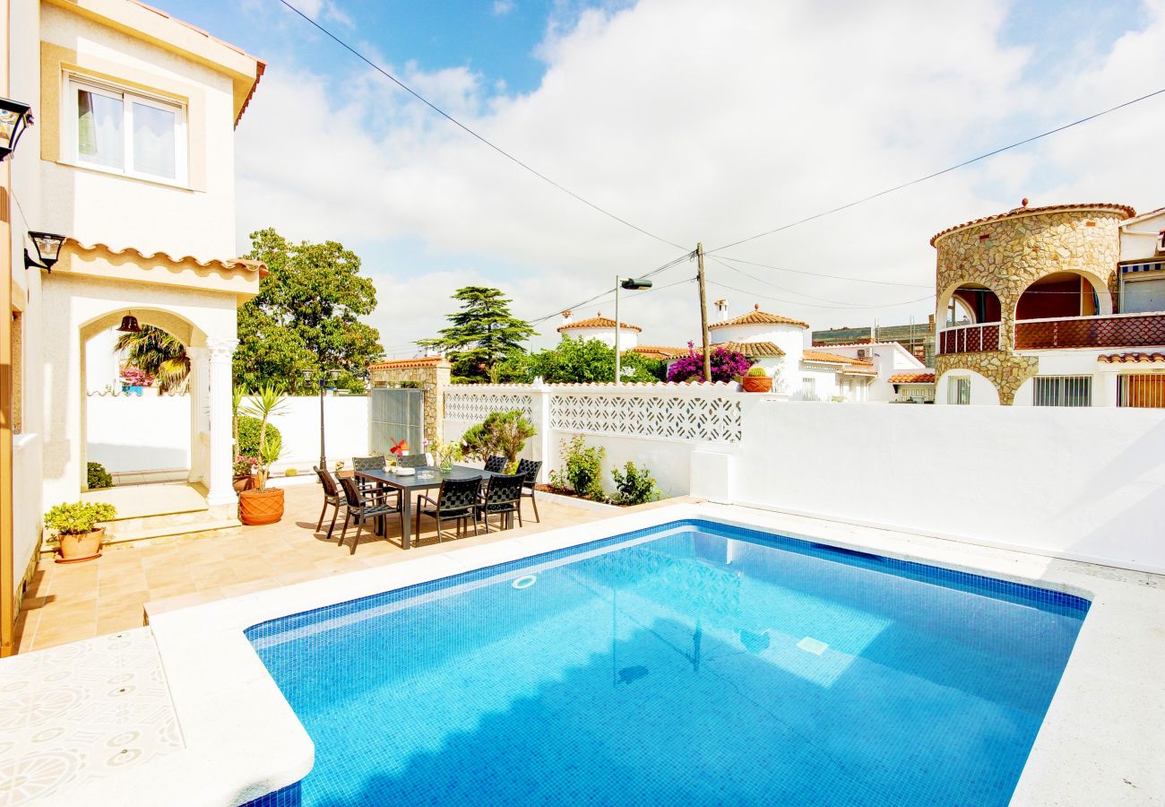 Ferienhaus in Empuriabrava - Villa Requesens 63 - Immo Barneda 