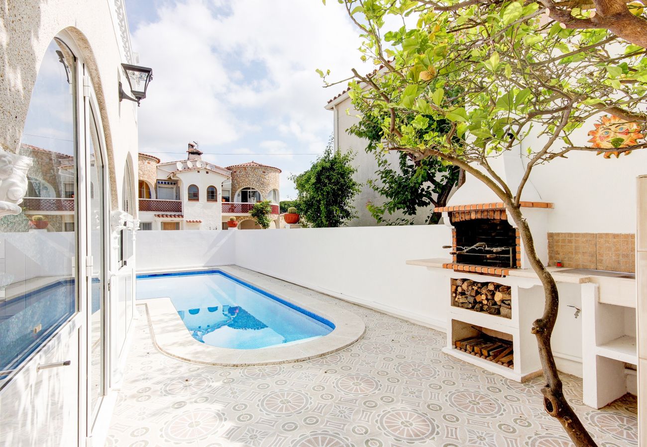 Ferienhaus in Empuriabrava - Villa Requesens 63 - Immo Barneda 