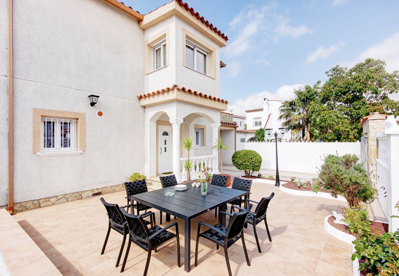 Ferienhaus in Empuriabrava - Villa Requesens 63 - Immo Barneda 