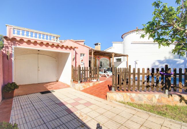 House in Empuriabrava - Villa Requesens 139 Empuriabrava - Immo Barneda  House in Empuriabrava - Villa Requesens 139 Empuriabrava - Immo Barneda