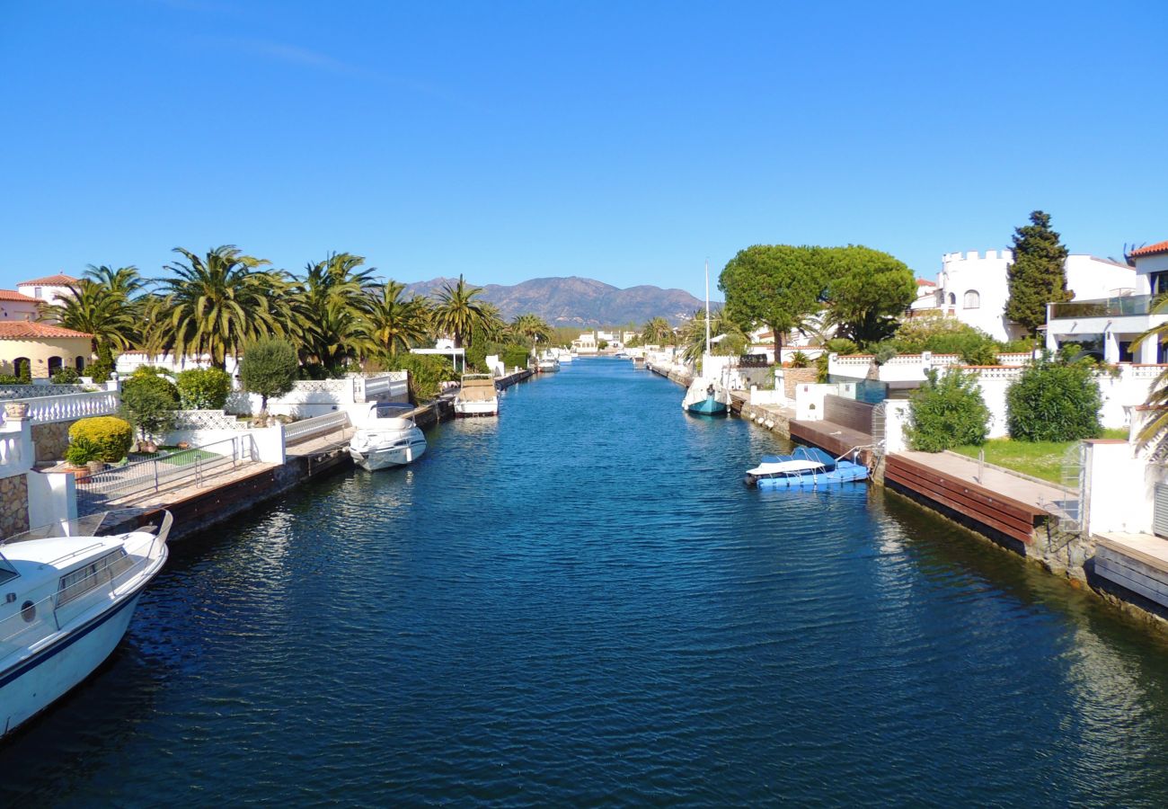 Townhouse in Empuriabrava - Port Petit 10 + Mooring 8x3 Empuriabrava - Immo Barneda